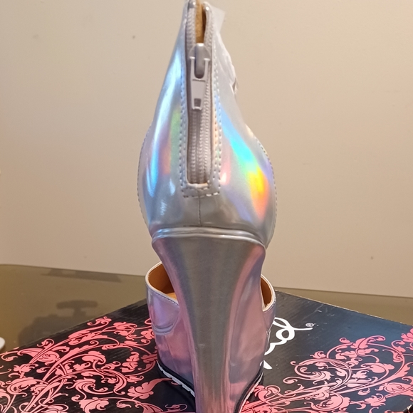 Quip Platform Shoes Color: Silver Hologram Sizes: 7.5 - Picture 3 of 4